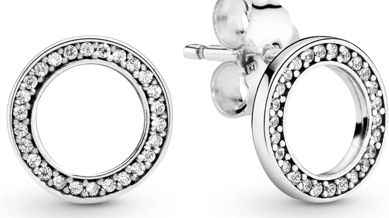 Pendientes de botón Pandora Signature con circonitas cúbicas por sólo 34€ con envío gratis (-31%)