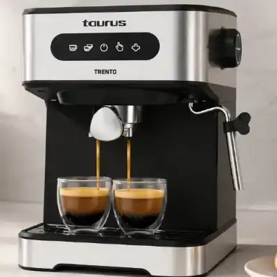 Cafetera espresso Taurus Trento con presión de 20 bares, control táctil y vaporizador para leche por sólo 61,99€ con envío gratis (-44%)