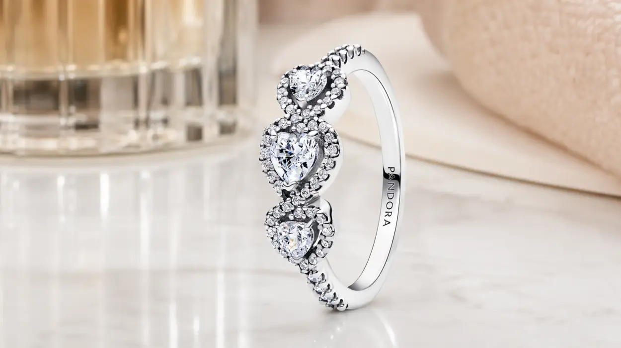 Anillo de plata de ley Pandora Halo Corazón Trilogía con circonia cúbica por sólo 44€ con envío gratis (-40%)