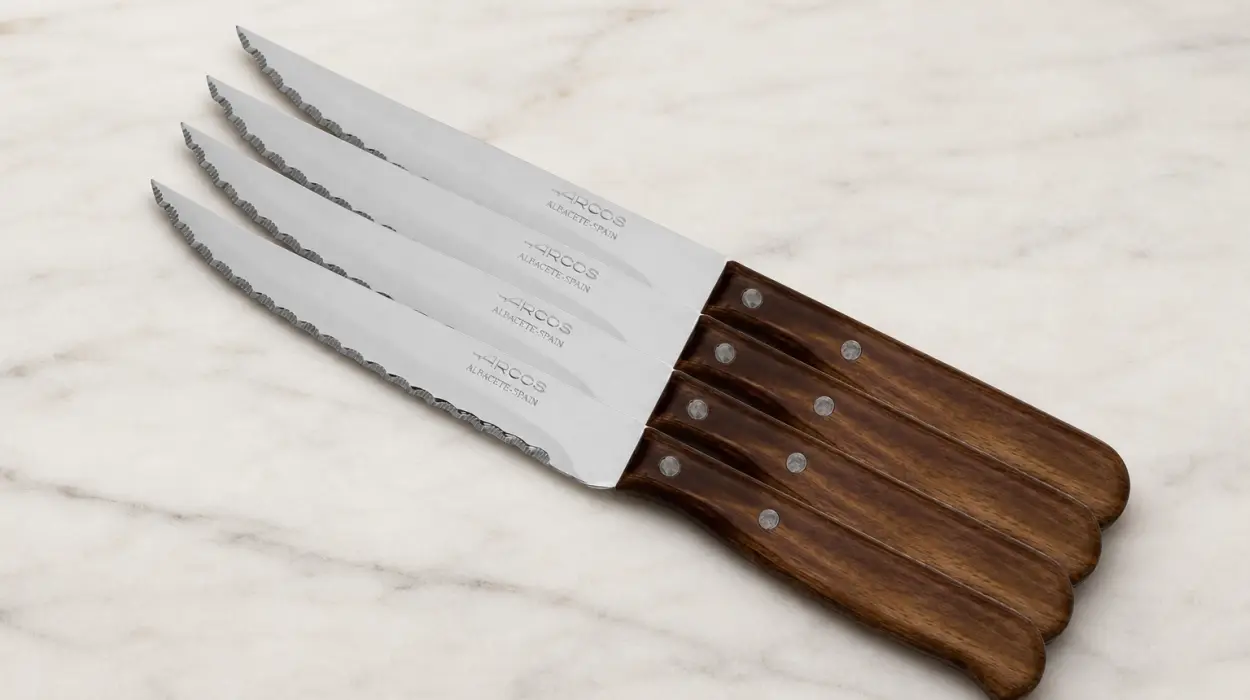 Pack x4 Cuchillos chuleteros Arcos con hoja de acero inoxidable y mango de madera por sólo 9,20€ (-40%)