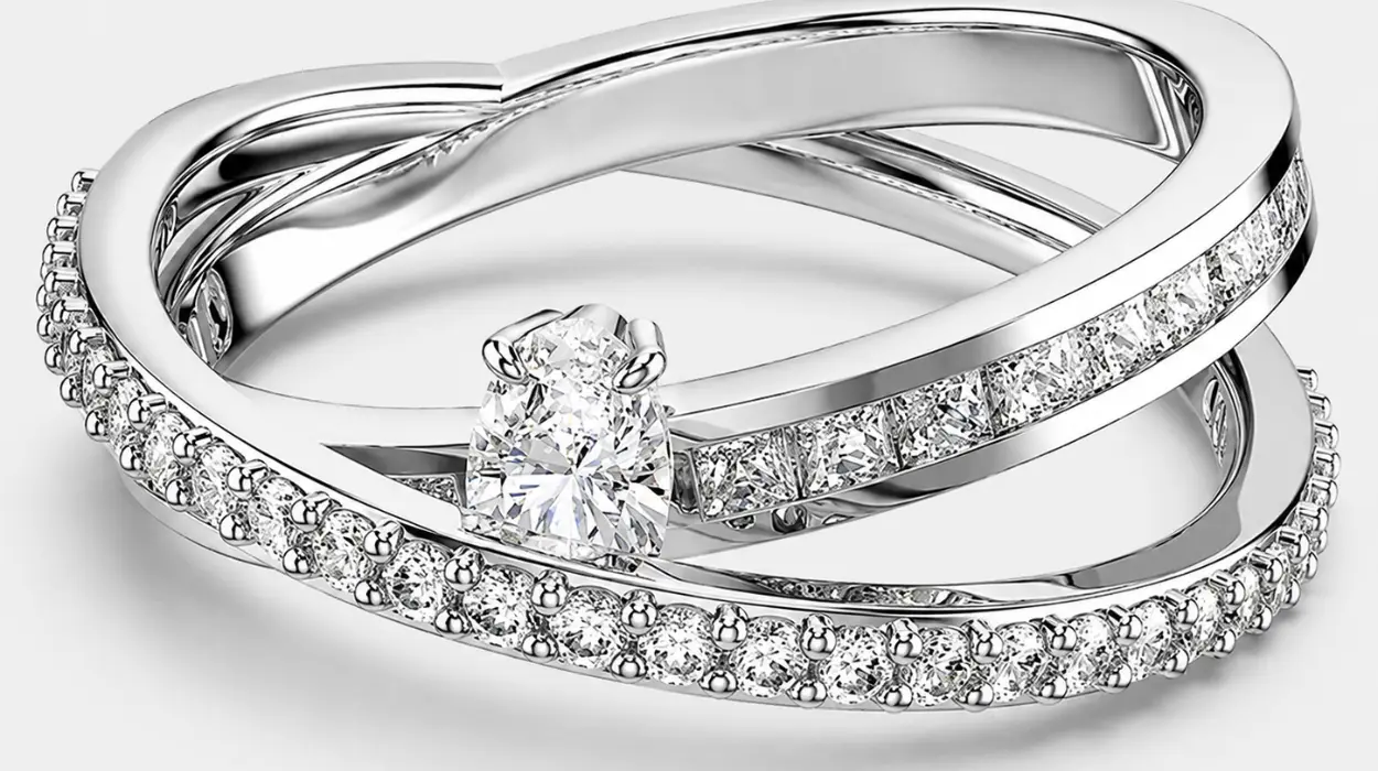 Anillo Swarovski Hyperbola con Swarovski Zirconia y baño de rodio por sólo 79,73€ con envío gratis (-43%)