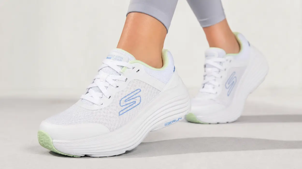 Zapatillas Skechers MAX Cushioning Endeavour blancas para mujer por sólo 39,95€ con envío gratis (-50%)
