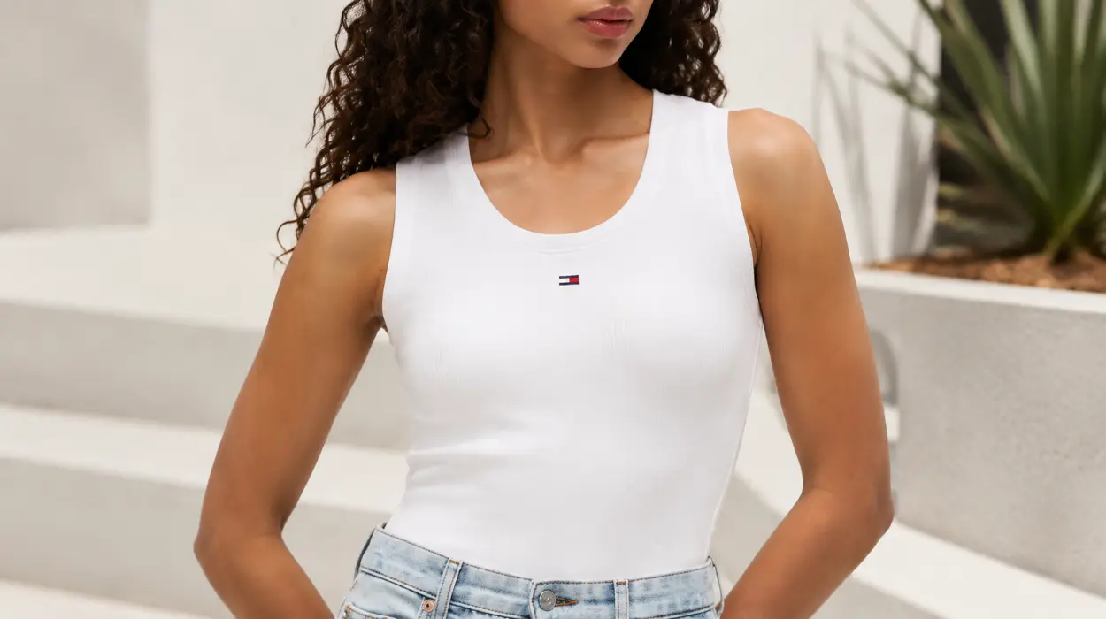 Camiseta de tirantes Tommy Jeans Essential Rib para mujer, corte slim fit en color blanco por sólo 19,55€ (-35%)