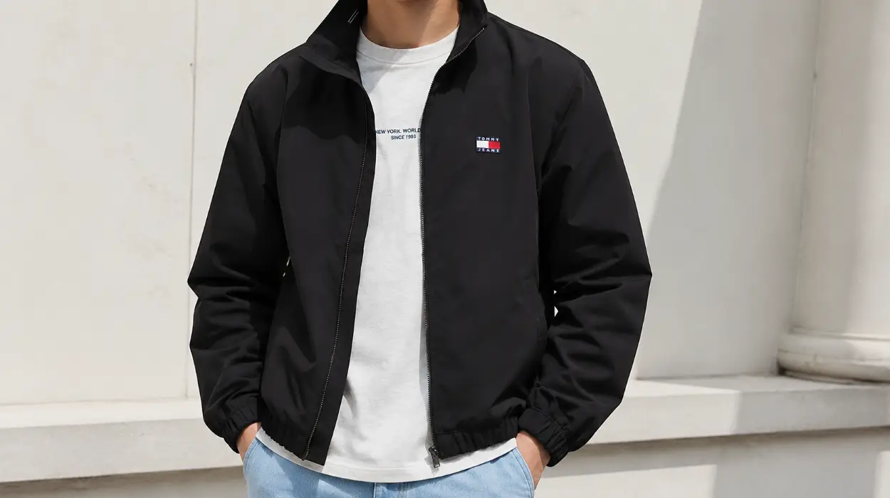 Cortavientos Tommy Jeans para hombre en color negro por sólo 59,58€ con envío gratis (-54%)