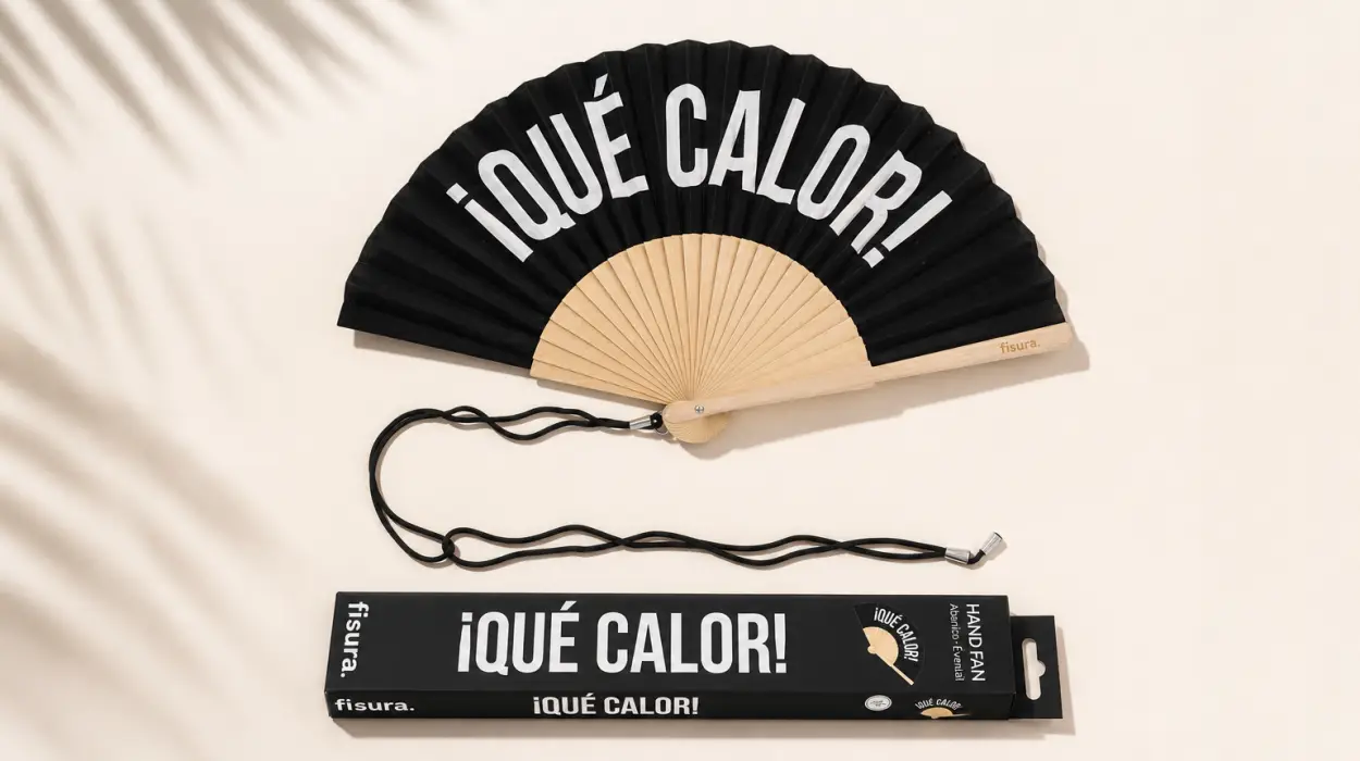 Abanico original Fisura de madera con mensaje «Qué calor» y colgador por sólo 5,55€ (-38%)