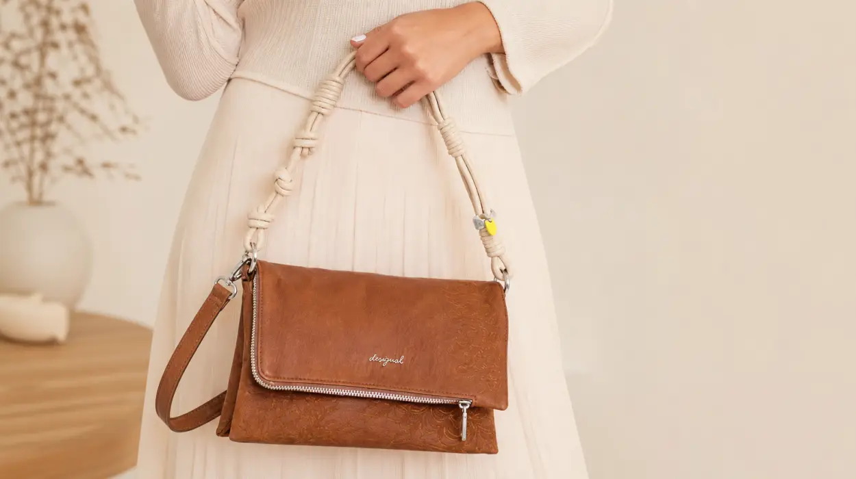 Bolso de hombro Desigual Sierra Murano en camel para mujer por sólo 29,97€ con envío gratis (-50%)