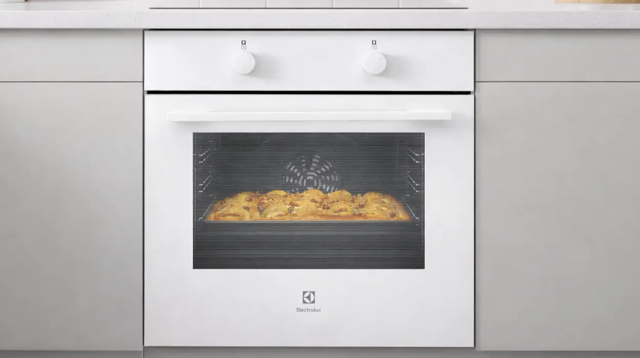 Chollo Horno integrable Electrolux CKB101W de 60 cm con 6 funciones y AquaClean por sólo 260,69€ con envío gratis (23% de descuento)