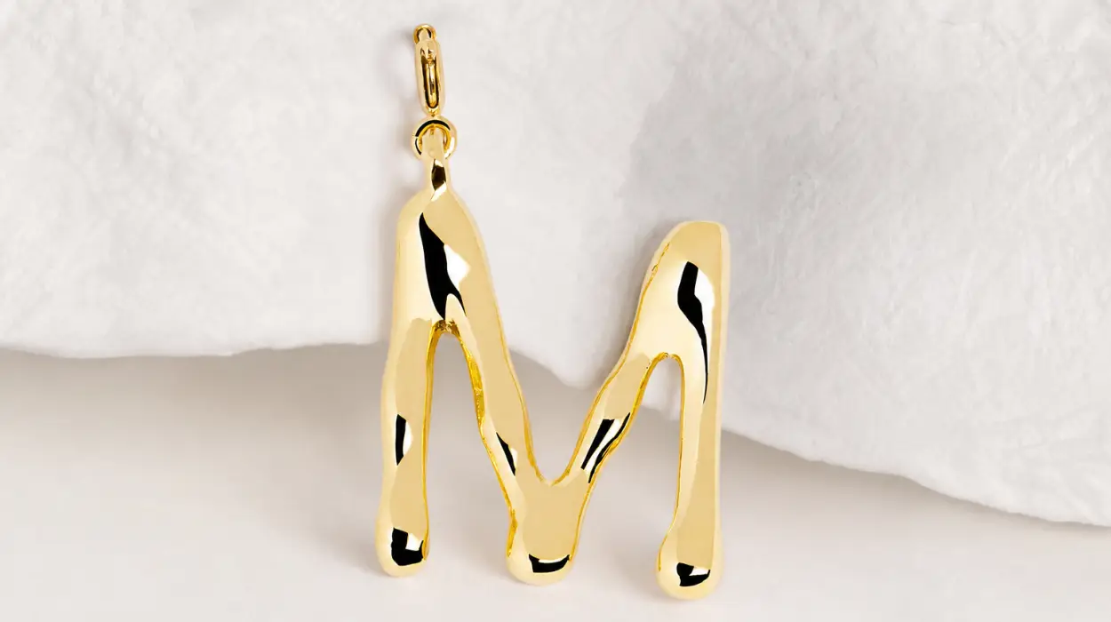 Charm Singularu Letter XL: colgante de inicial con baño de oro de 18 kt por sólo 10,55€ (-47%)
