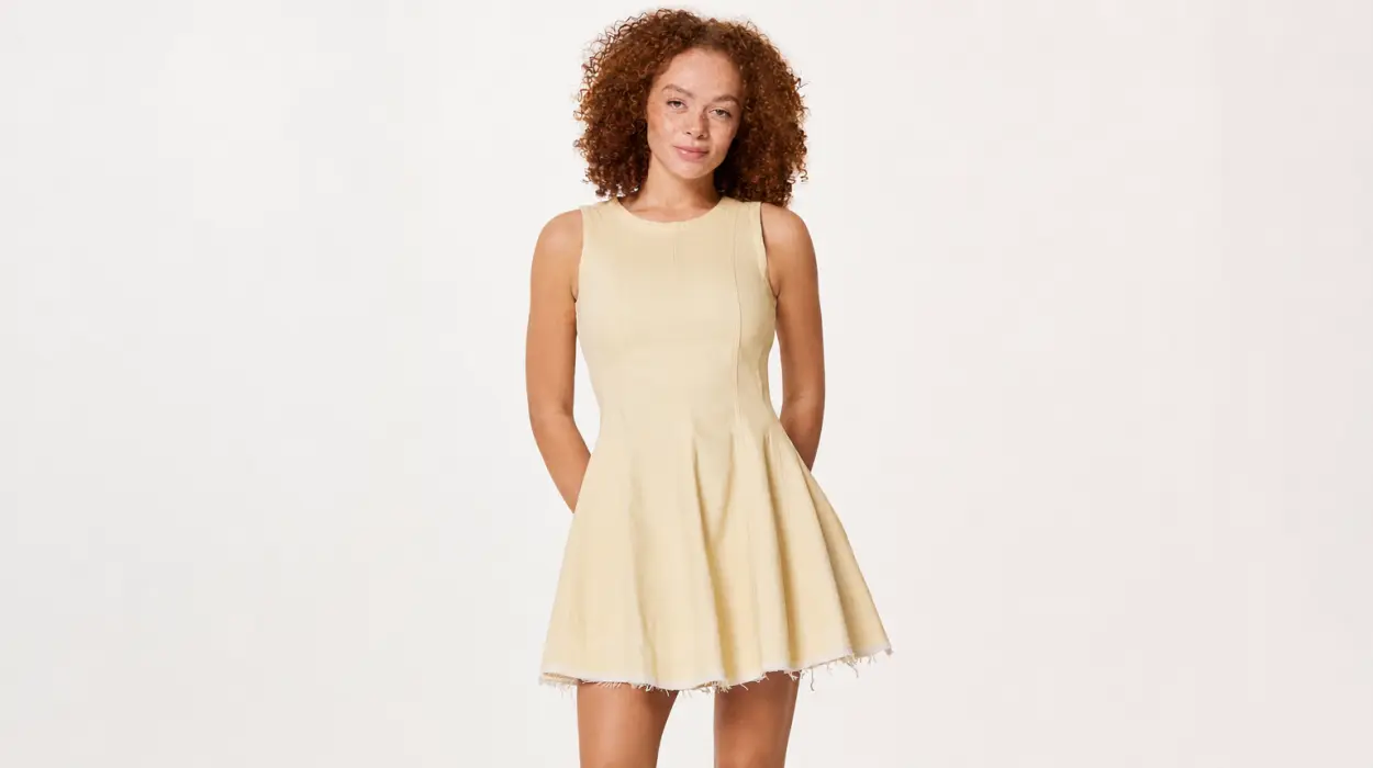 Vestido corto de mezclilla Amazon Essentials ajustado y acampanado para mujer por sólo 24,47€ (-20%)