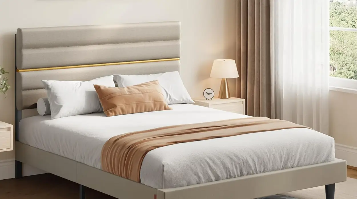 Marco de cama de matrimonio Vasagle de 160 x 200 cm en metal y madera con cabecero ajustable por sólo 94,49€ con envío gratis (-25%)