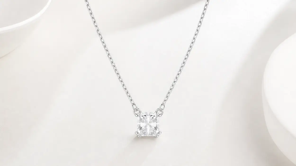 Colgante Swarovski Stilla Attract con zirconia cuadrada por sólo 58,44€ con envío gratis (-41%)