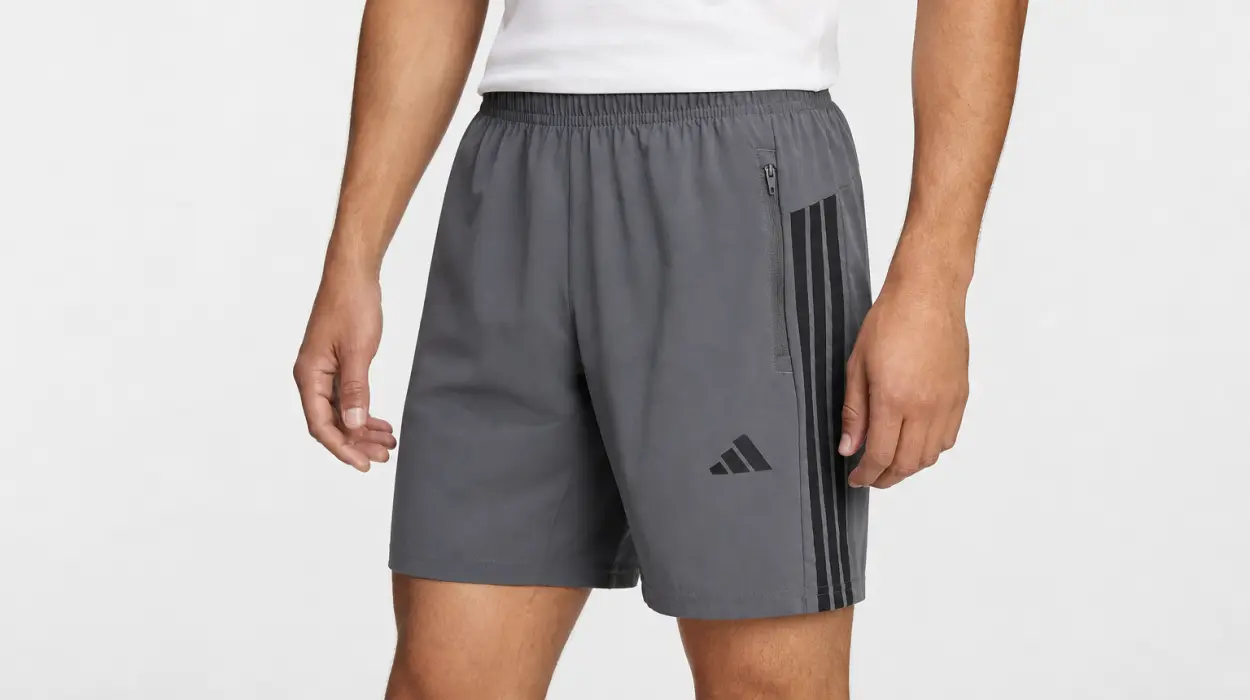 Pantalones cortos de entrenamiento Adidas Essentials 3 Stripes para hombre por sólo 17,50€ (-50%)