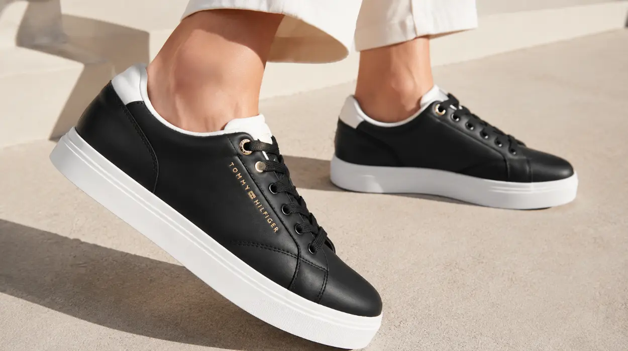 Zapatillas Tommy Hilfiger TH Feminine Cupsole Leather para mujer en color negro y ecru por sólo 35,96€ con envío gratis (-64%)