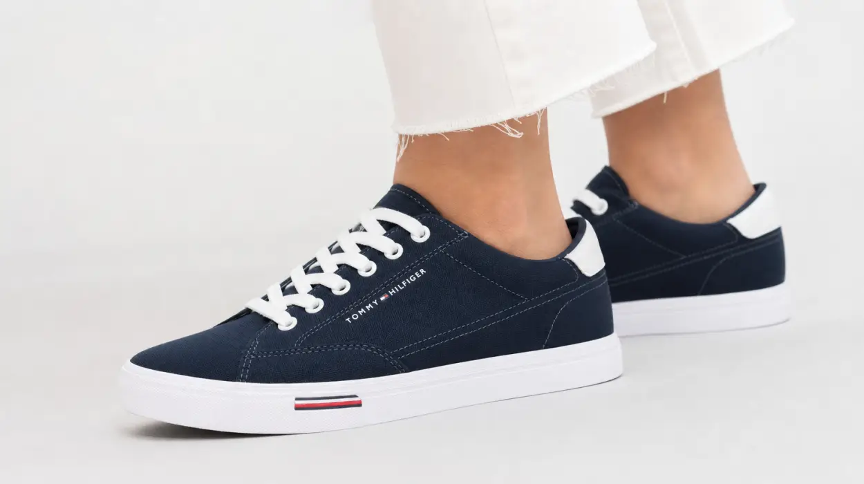 Estilo urbano y perfil bajo: Zapatillas Tommy Hilfiger Vulc Core RWB para hombre por sólo 31,96€ con envío gratis (-60%)