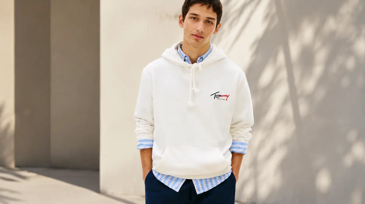 Sudadera Tommy Jeans Entry Sign con capucha y bolsillo canguro para hombre por sólo 27,96€ (-65%)