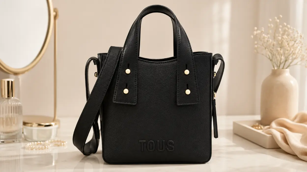 Minibolso Tous Back to Basics con asa de mano y bandolera ajustable por sólo 79,20€ con envío gratis (-33%)