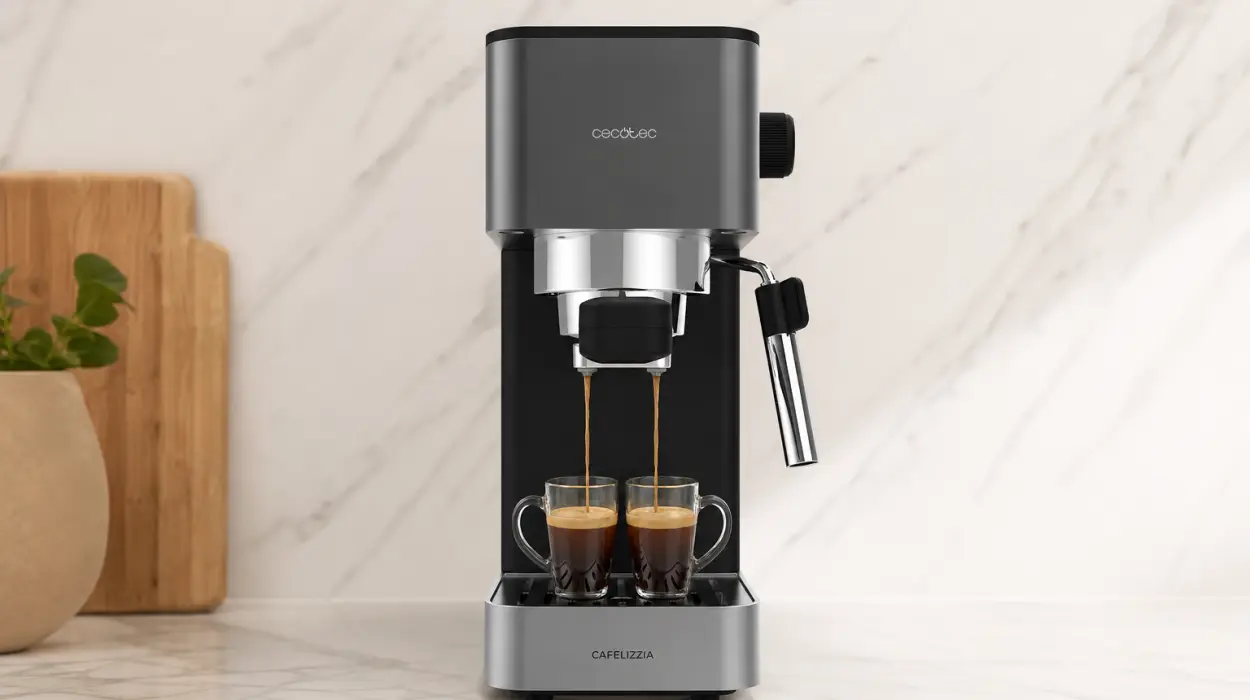 Cafetera express manual Cecotec Cafelizzia 690 con vaporizador y depósito de 1,5 l por sólo 59,90€ con envío gratis (-33%)