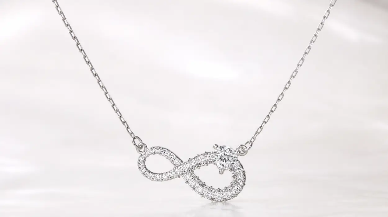 Collar Swarovski Infinity con símbolo del infinito y corazón por sólo 57,11€ con envío gratis (-40%)
