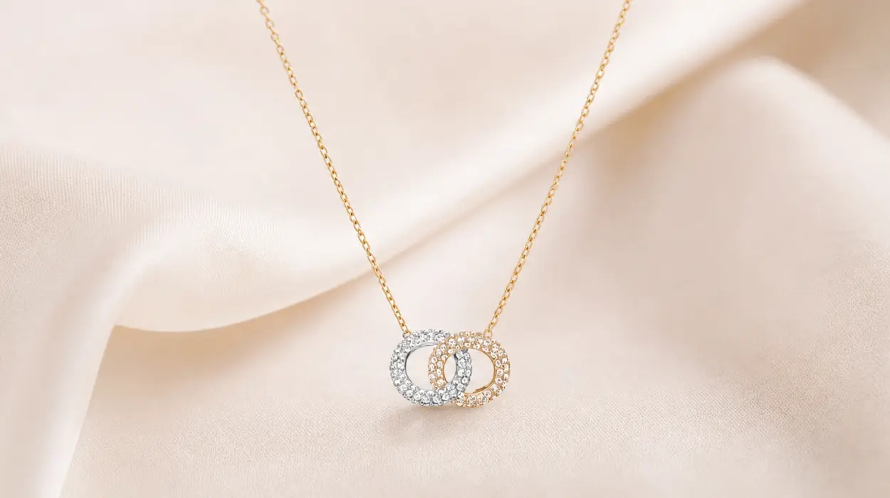 Collar Swarovski Stone de círculos entrelazados con baño en oro rosa por sólo 77€ con envío gratis (-40%)