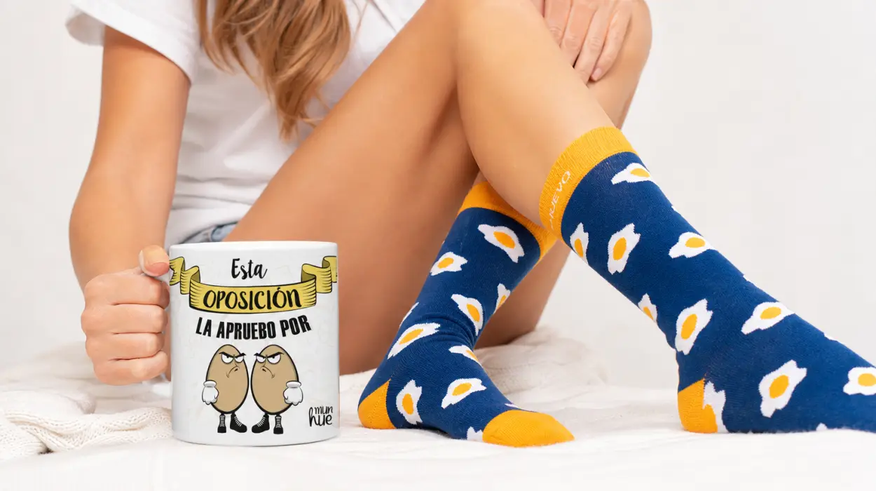 Taza y trío de calcetines mundohuevo personalizados para animar y sonreír por sólo 19,76€ (-10%)