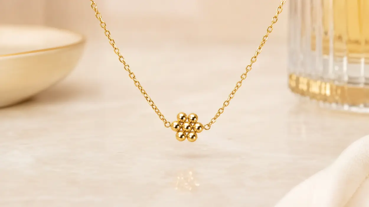 Collar Singularu Tiny Daisy bañado en oro para mujer por sólo 7,66€ (-29%)
