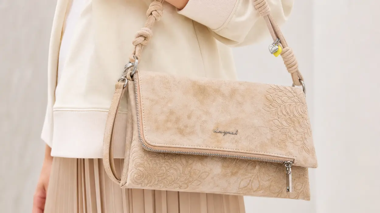 Bolso bandolera Desigual Sierra Sand Murano Bag con asa y correa extraíbles por sólo 35,95€ con envío gratis (-28%)