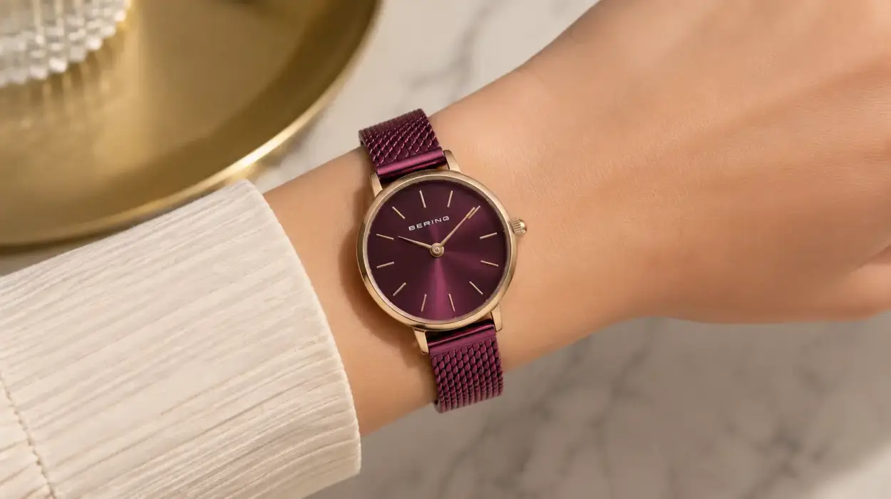 Reloj Bering de cuarzo para mujer en oro rosa con correa milanesa por sólo 53,49€ con envío gratis (-10%)