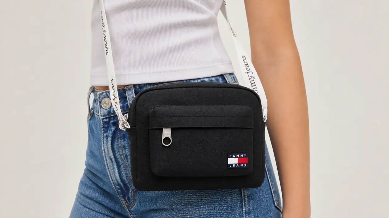 Bolso bandolera Tommy Jeans TJW Ess Daily Crossover para mujer, negro por sólo 32,01€ con envío gratis (-11%)
