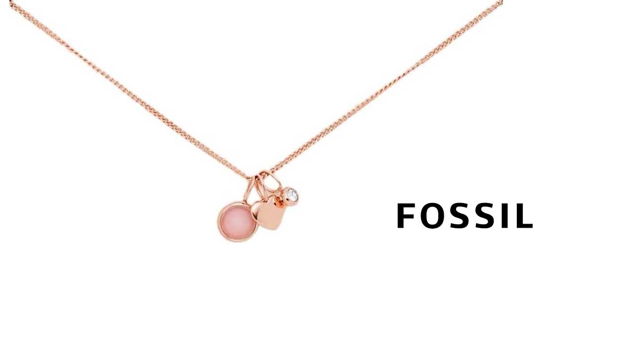Este collar Fossil con colgante personalizable es una gran idea (y muy económica) para regalar a tu pareja