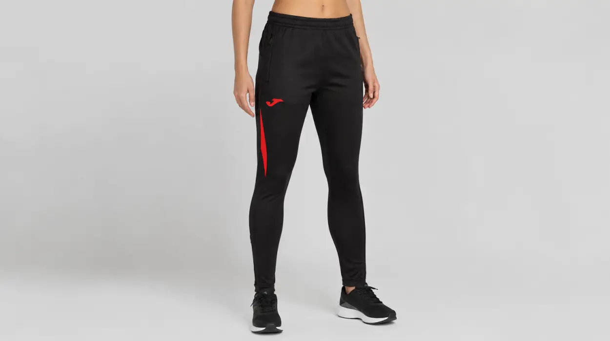 Pantalón largo Joma Championship VII con cintura ajustable y bolsillos con cremallera por sólo 19,59€ (-29%)