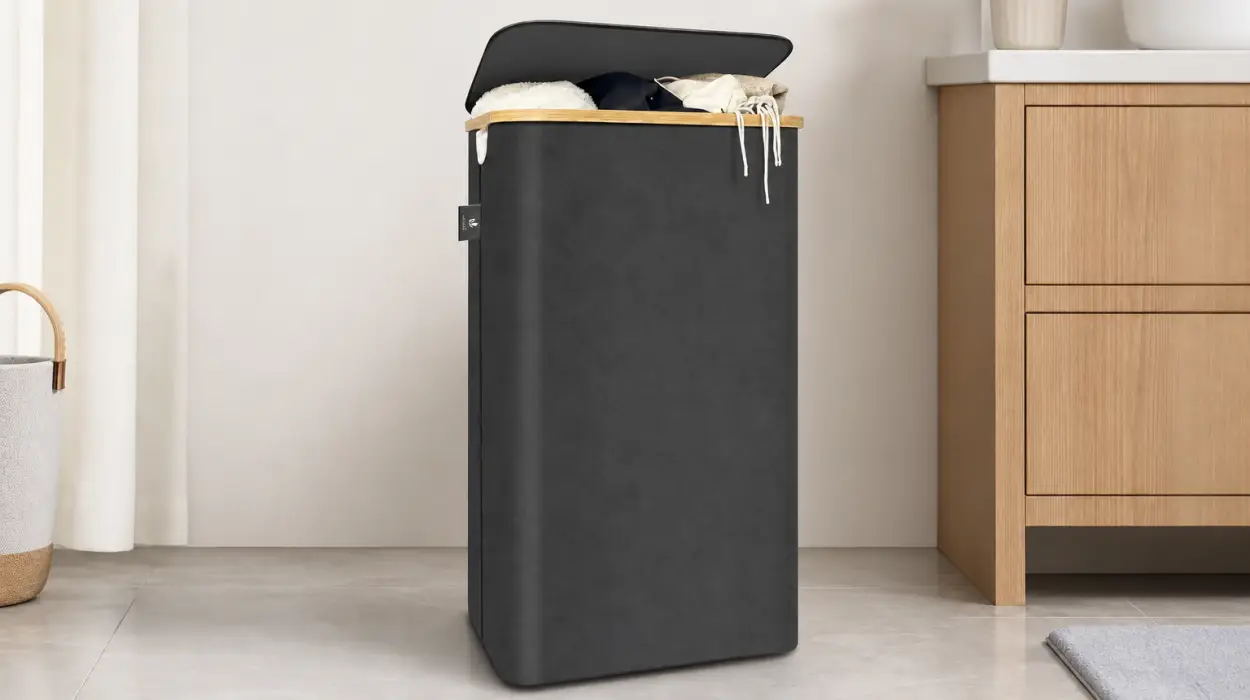 Cesto para ropa sucia Vounot de 100 L con ruedas, tapa y bolsa interior extraíble por sólo 16,99€ (-43%)