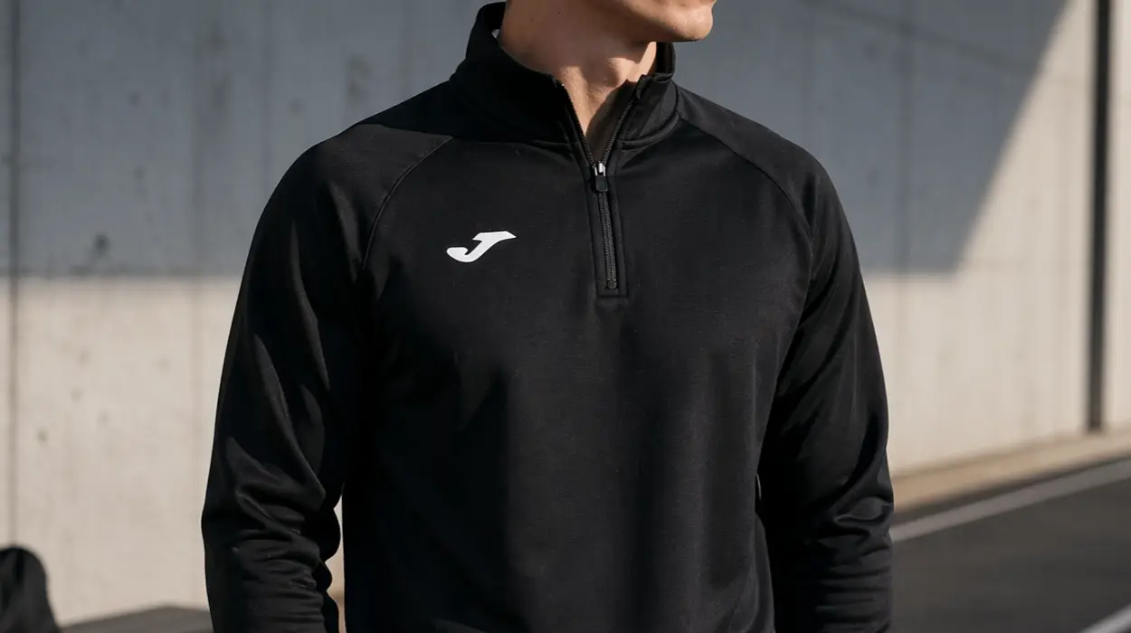 La sudadera Joma Faraon es perfecta para entrenar o vestir cómodo y baja a precio ridículo en color negro (-49%)