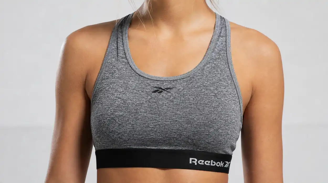 Top deportivo corto Reebok con aros y espalda racer para mujer por sólo 18,35€ (-34%)