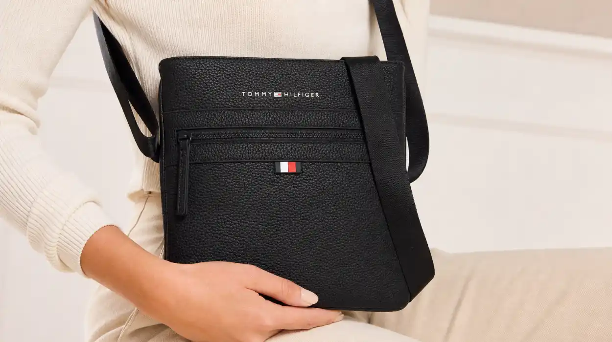 Bolso bandolera Tommy Hilfiger Essential compacto y elegante para hombre por sólo 44,59€ con envío gratis (-47%)