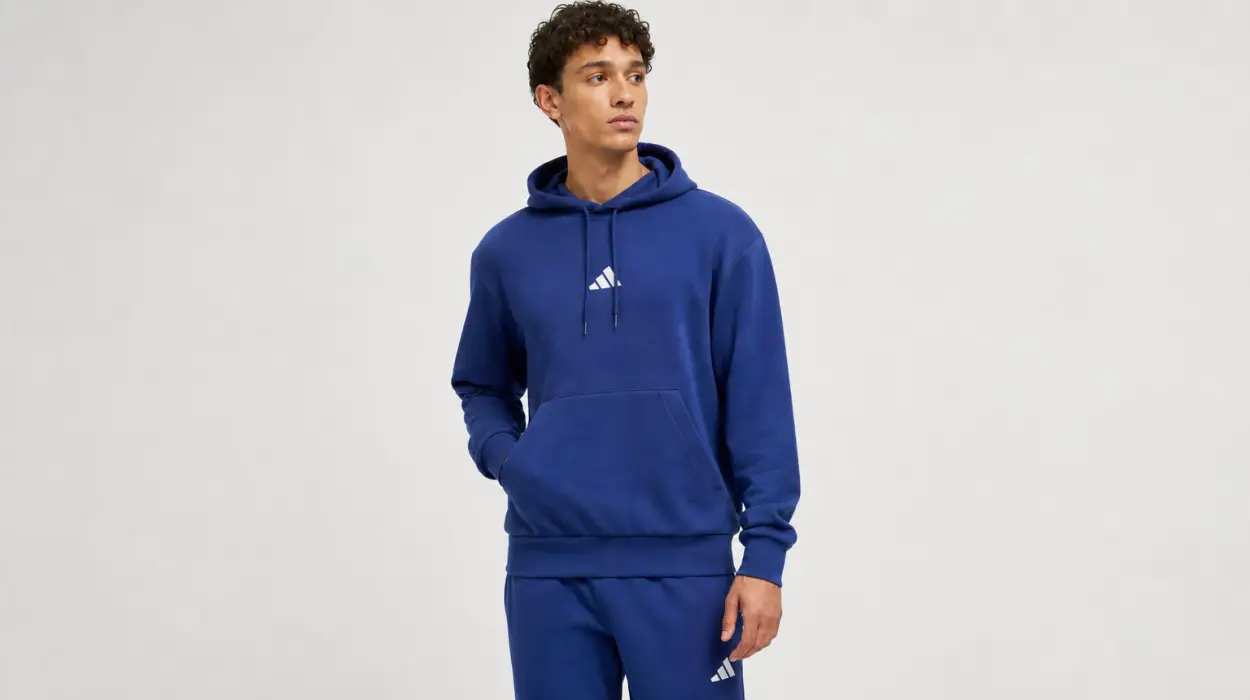 Sudadera adidas Essentials Feelcozy Fleece con capucha y bolsillo canguro para hombre por sólo 29,99€ con envío gratis (-40%)