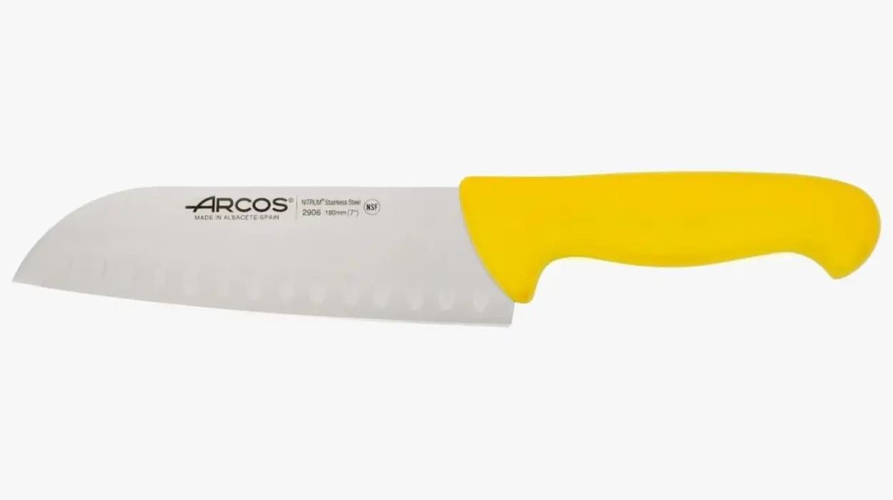 Corta como un chef asiático con el cuchillo Santoku Arcos Serie 2900: hoja NITRUM de 180 mm para cortes precisos por sólo 12,32€ (-39%)